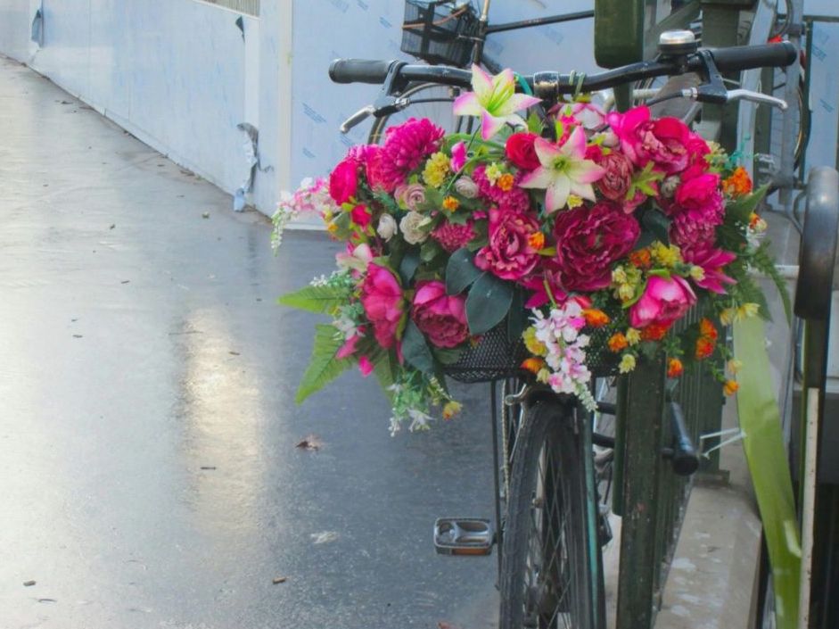 Fleuriste arrangeant des fleurs