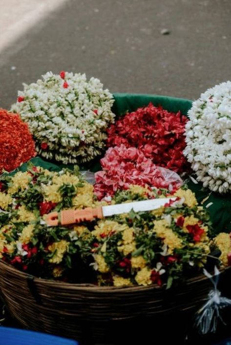 Fleurs de cérémonie dans un lieu parisien
