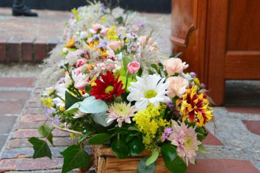 Mariée et demoiselles d'honneur avec bouquets