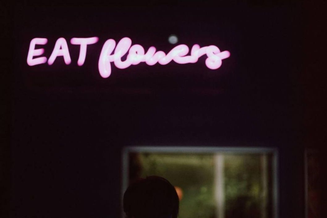 Compositions florales d'entreprise dans un bureau parisien