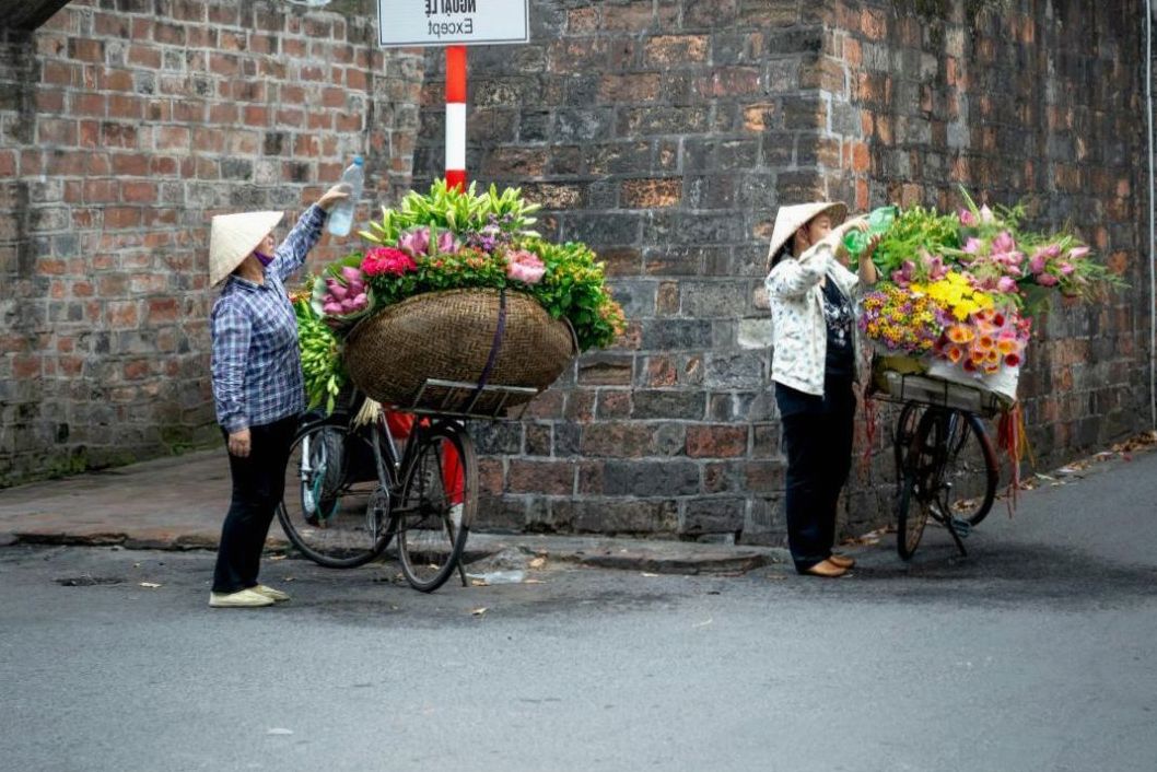 Cliente heureuse avec des roses